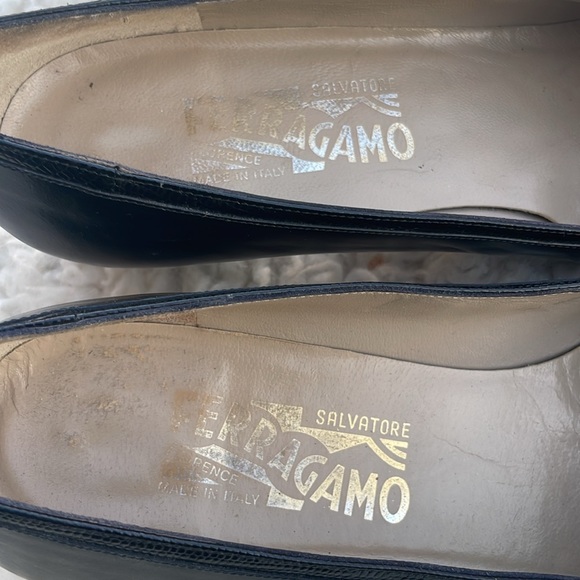 Vintage 1980s SALVATORE FERRAGAMO Black Leather
Pumps SIZE 9AA - Picture 9 of 9